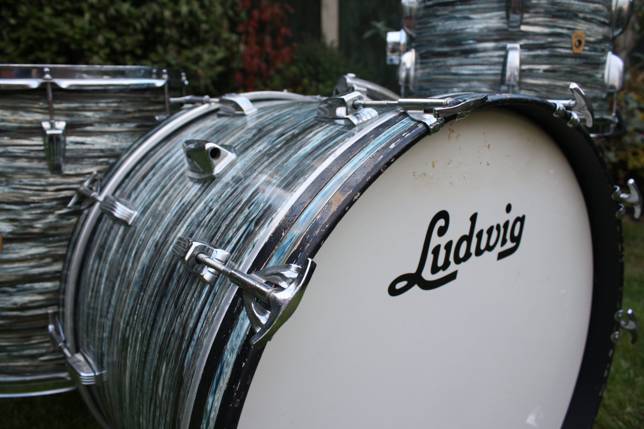 Vintage 1969 Ludwig Super Classic Blue Oyster Pearl Drum Kit Vintage 1969 Ludwig Super Classic Blue Oyster Pearl Drum Kit