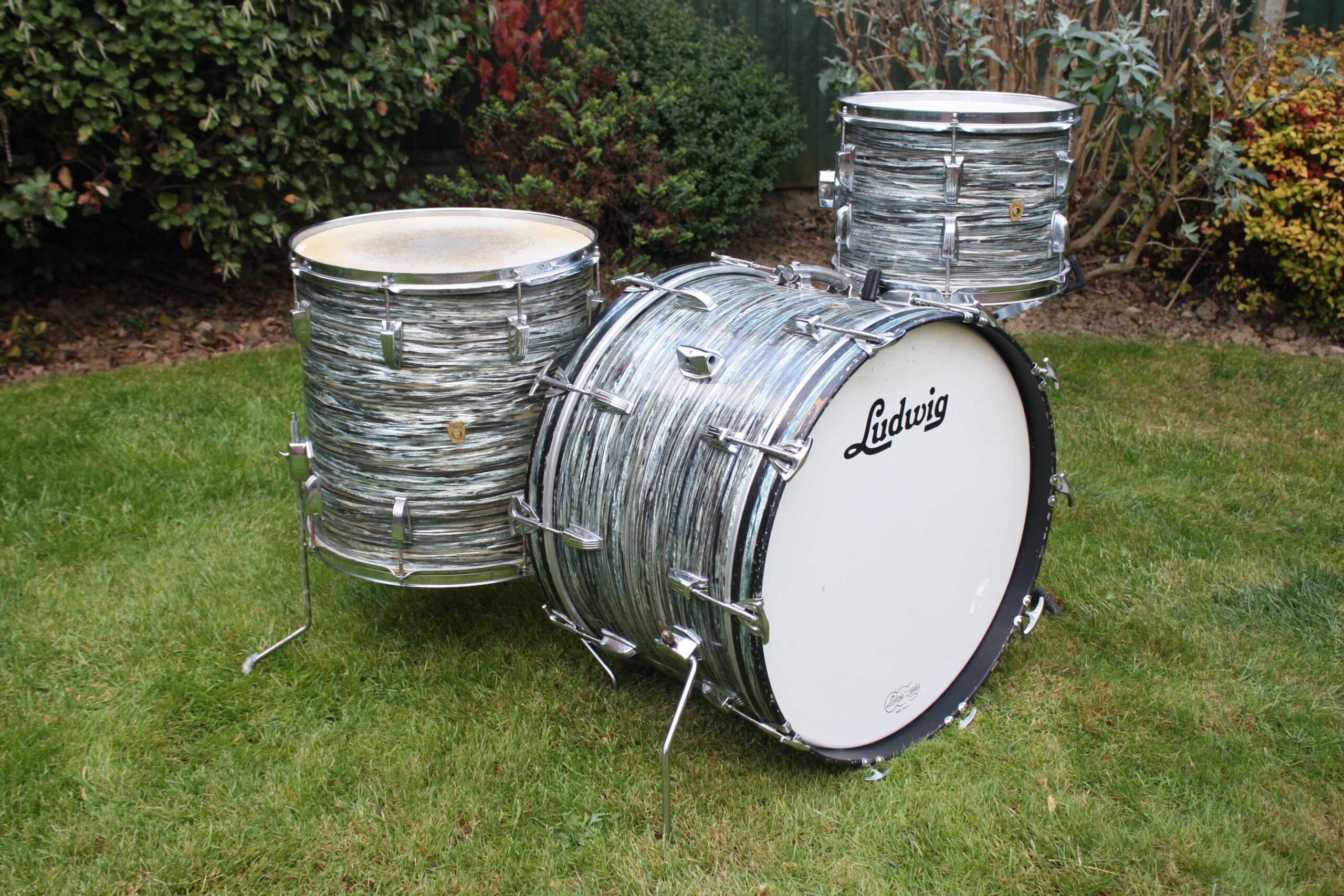 Vintage 1969 Ludwig Super Classic Blue Oyster Pearl Drum Kit Vintage 1969 Ludwig Super Classic Blue Oyster Pearl Drum Kit