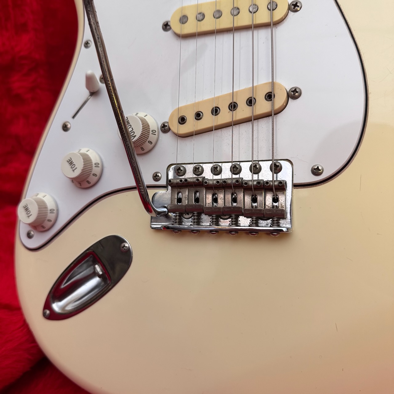 Vintage 1987 Fender Squier Stratocaster Japan White Left Stratocaster Guitar Vintage 1987 Fender Squier Stratocaster Japan White Left Stratocaster Guitar