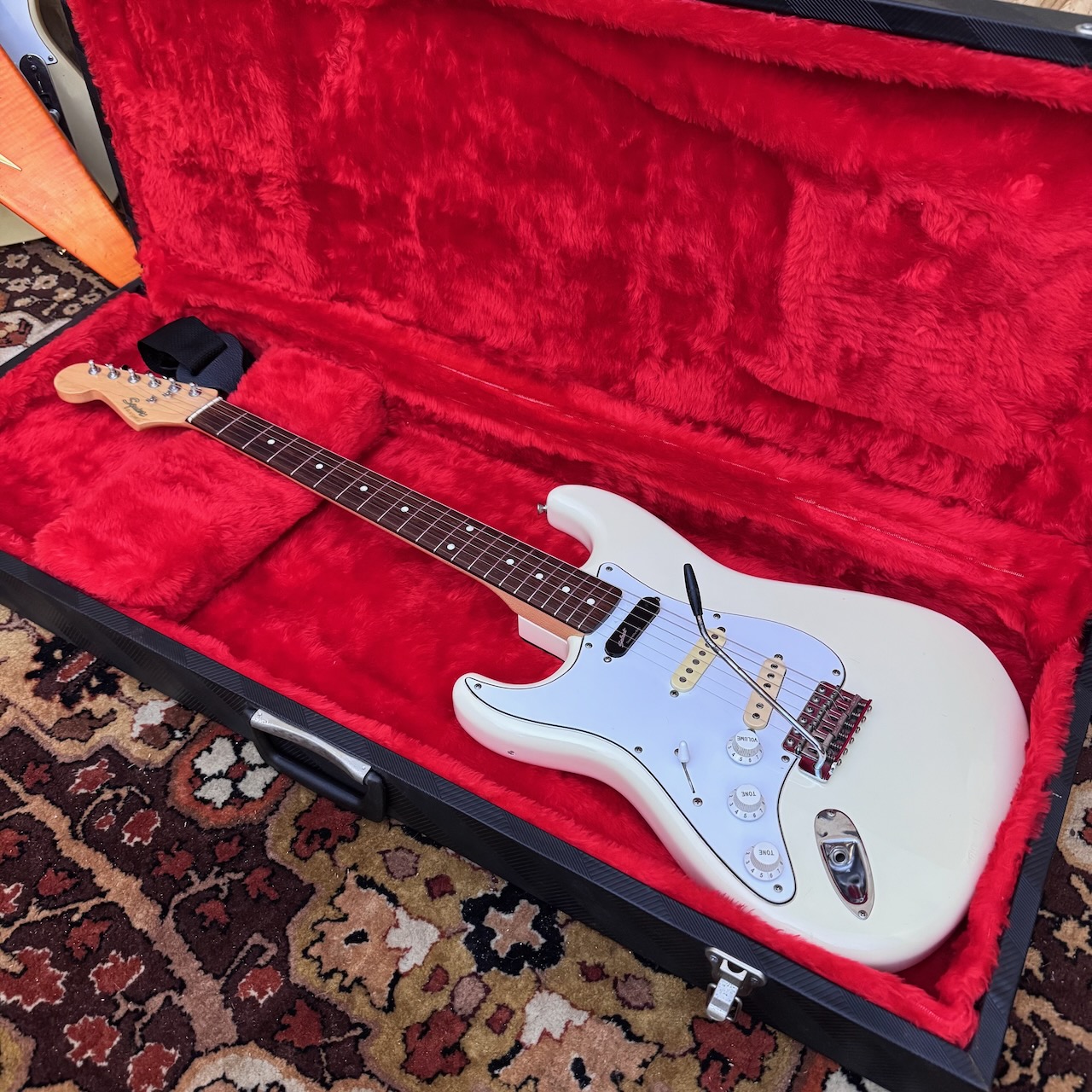 Vintage 1987 Fender Squier Stratocaster Japan White Left Stratocaster Guitar Vintage 1987 Fender Squier Stratocaster Japan White Left Stratocaster Guitar